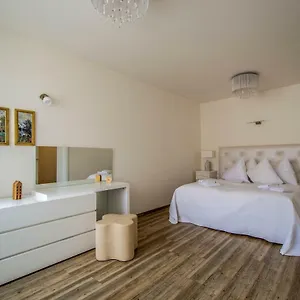 Unique Charles Bridge 2bdr Apartment. Prague